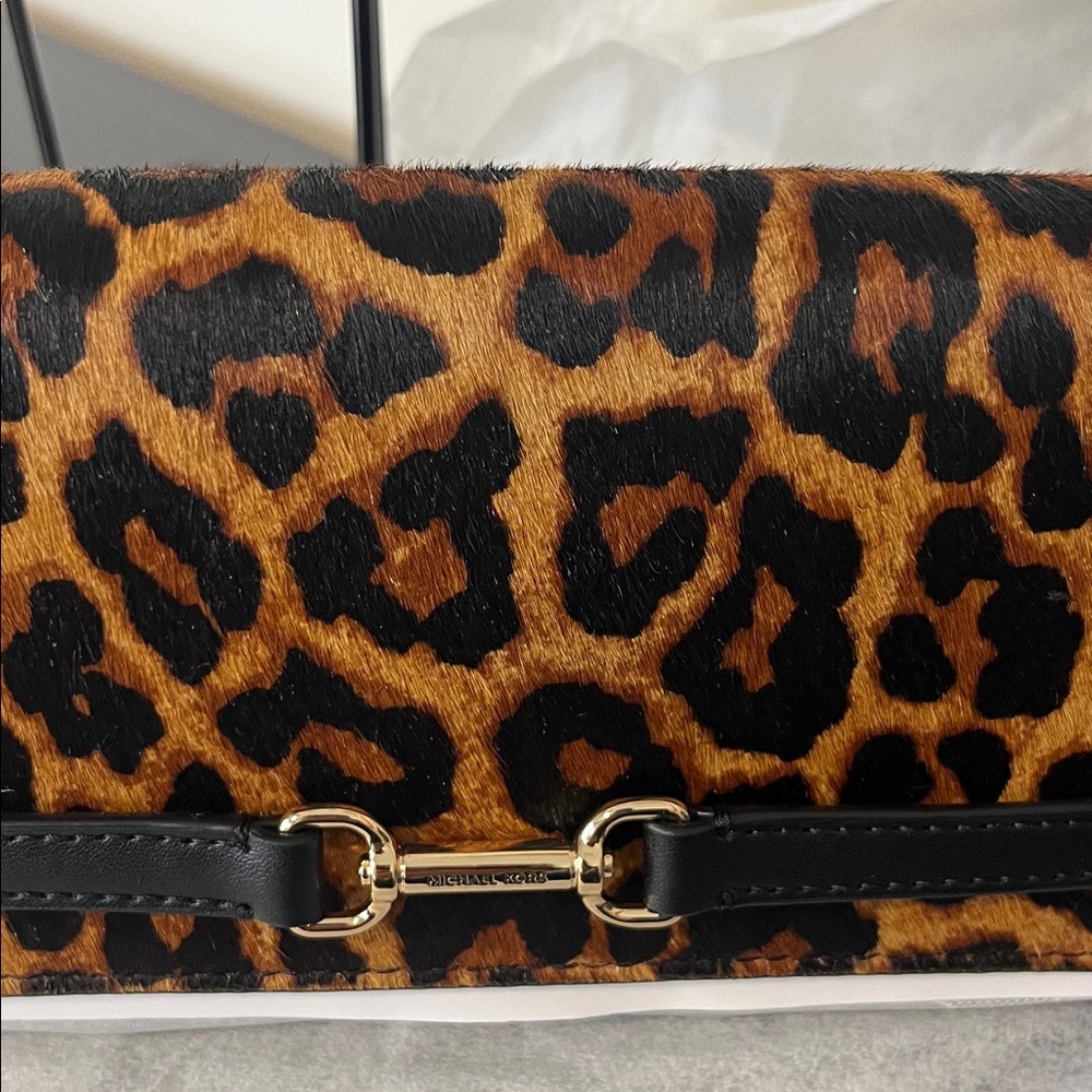 🔥 Michael Kors Leopard Print Crossbody Bag with Black Trim and Gold Hardware - Picture 9 of 10